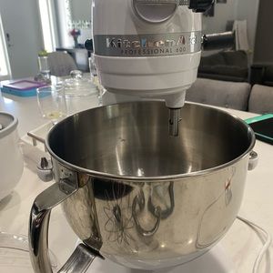 Kitchenaid professional600 w/attachments like new!